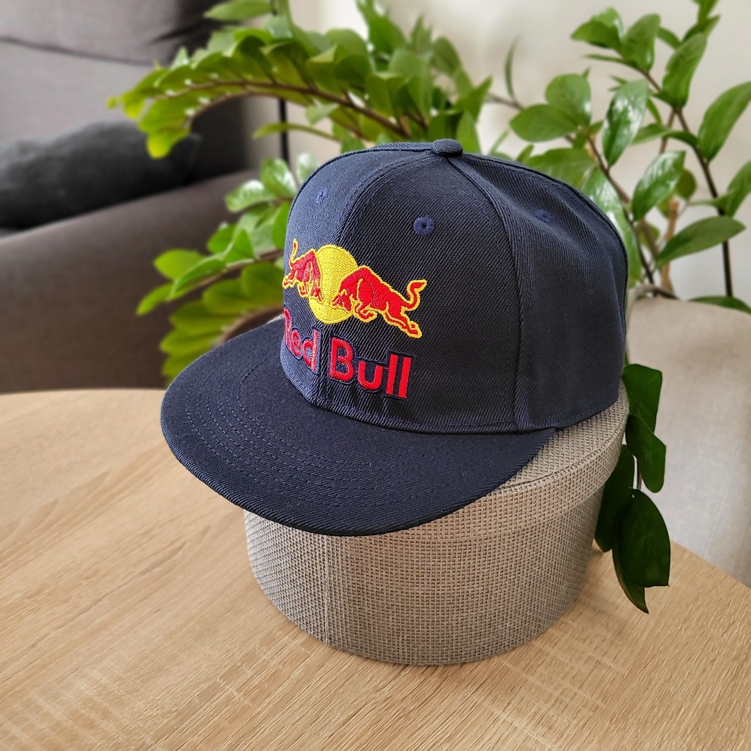 Czapka z daszkiem Red Bull.  Czapka z daszkiem snapback Red Bull