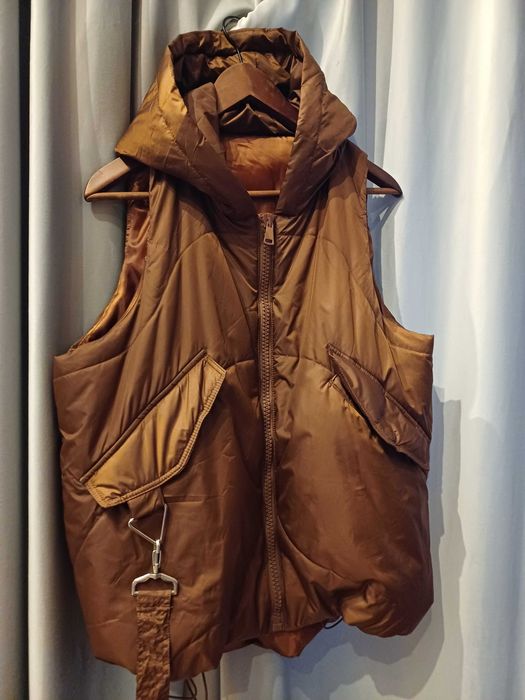 Bezrękawnik w kolorze brązowym