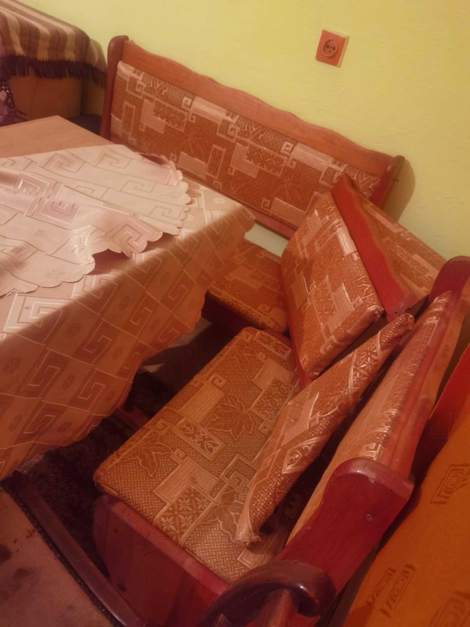 Narożnik kuchenny ze stołem-w gratisie obrus widoczny na zdjęciu.