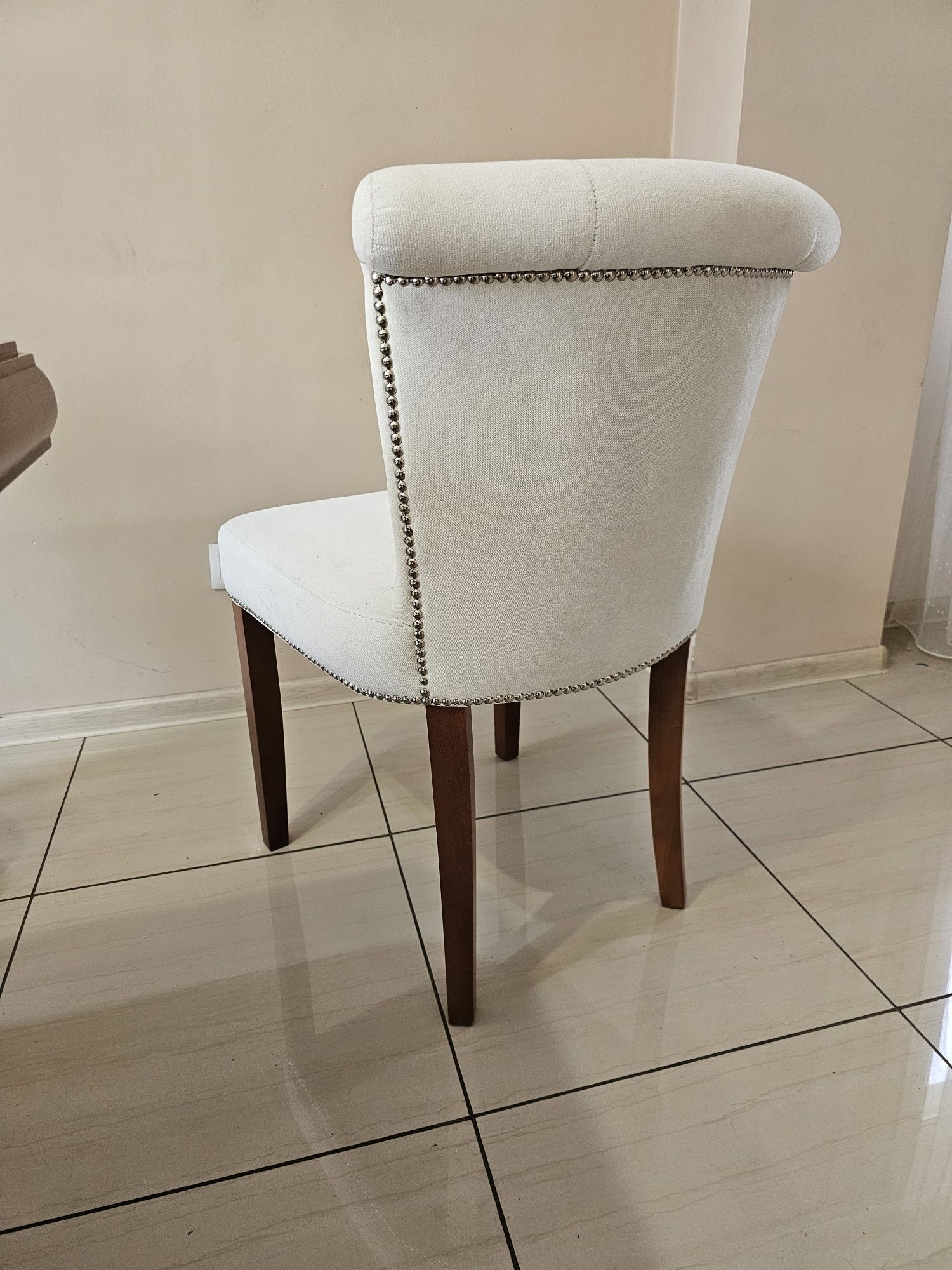 Stół drewniany, krzesła tapicerowane