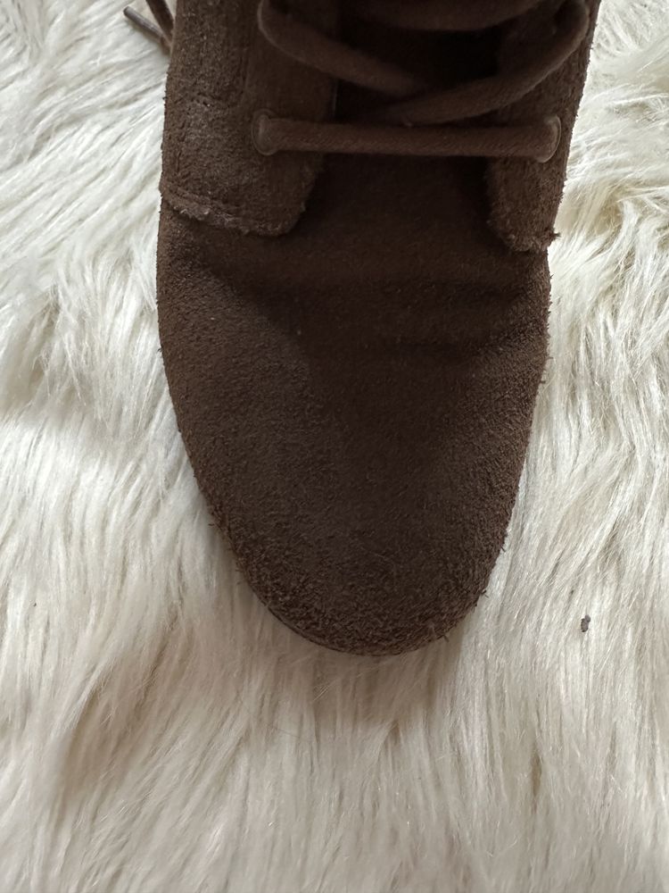 Botki na koturnie z UGG