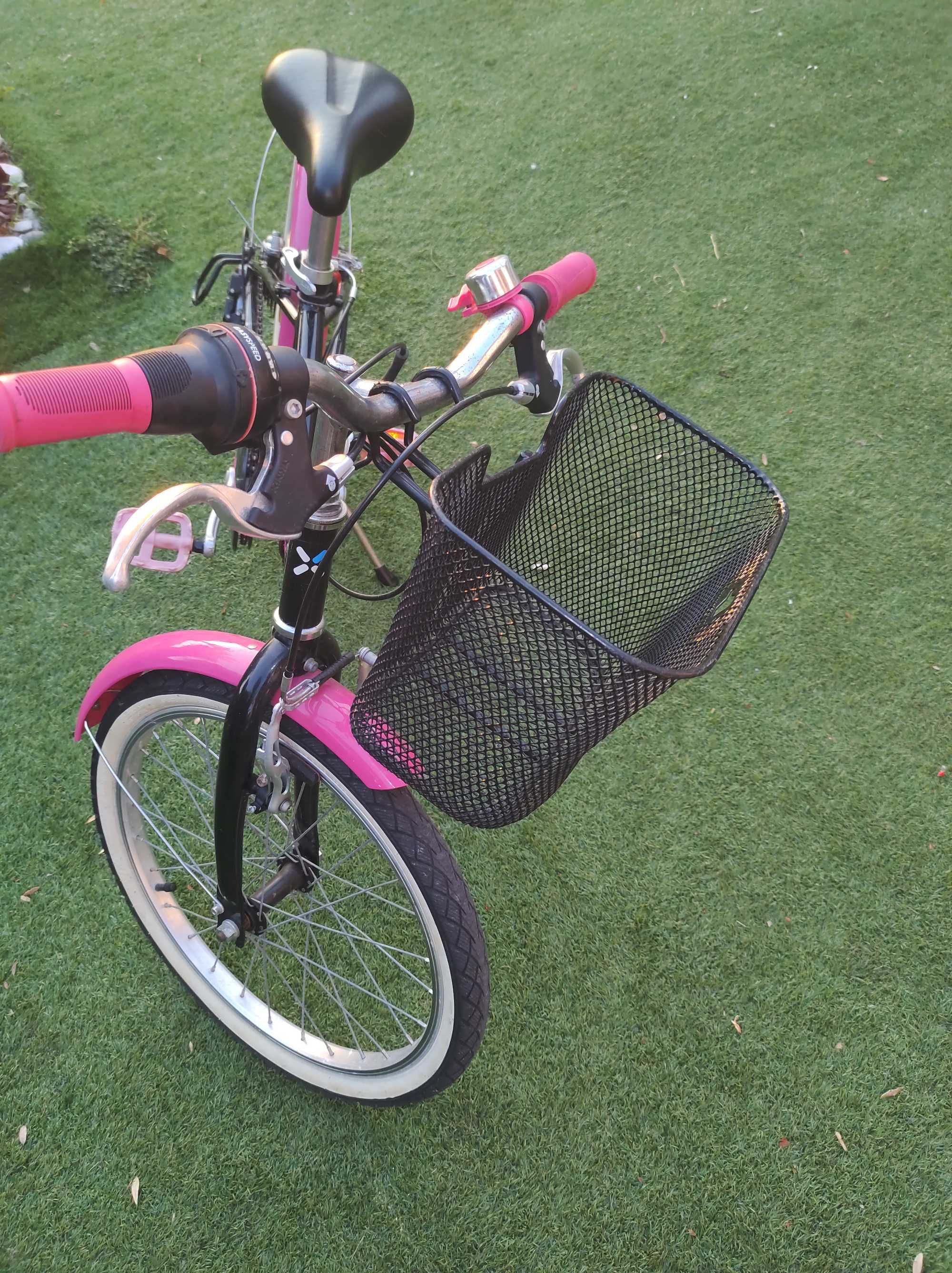 Venda bicicleta menina cor de rosa e preta, com mudanças .
