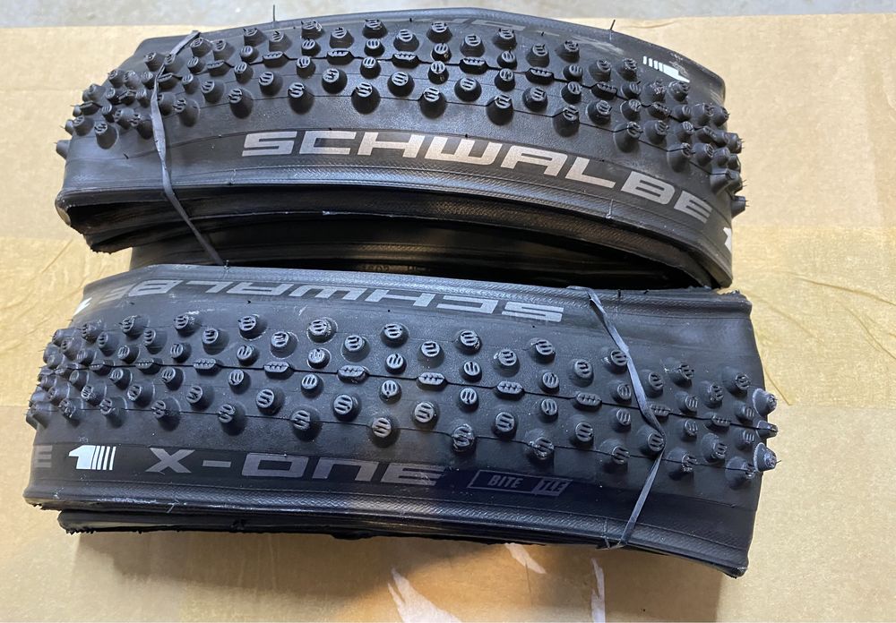 Komplet opon Schwalbe X-ONE BITE TLE 28x3.0 33-622