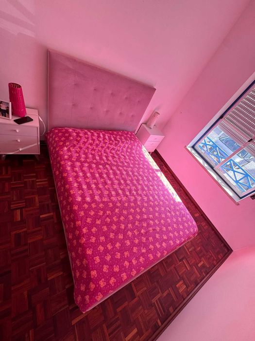 Cama estofada com arrumação