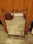 Lustro w metalowej ramie