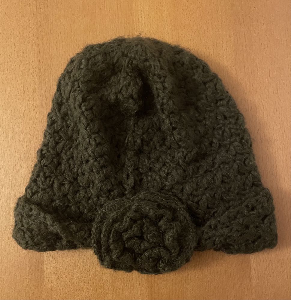 Gorro de lã castanho com flor