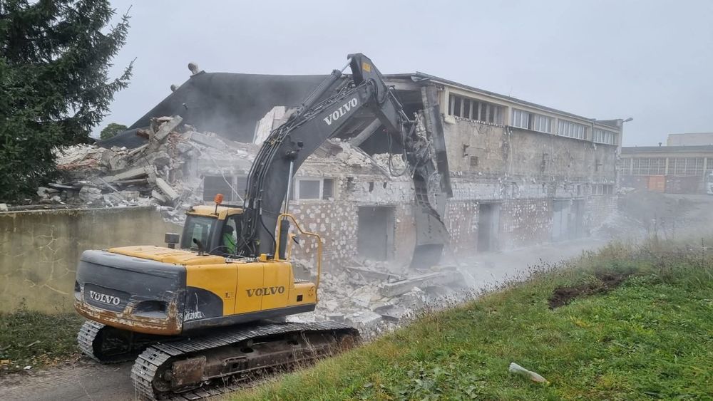 Skuwanie kucie tynków posadzek rozbiórka ścian stropów dachów
