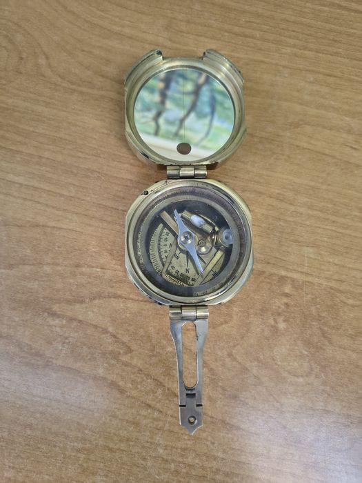 Mosiężny kompas pryzmatyczny Stanley London z pudełkiem drewnianym