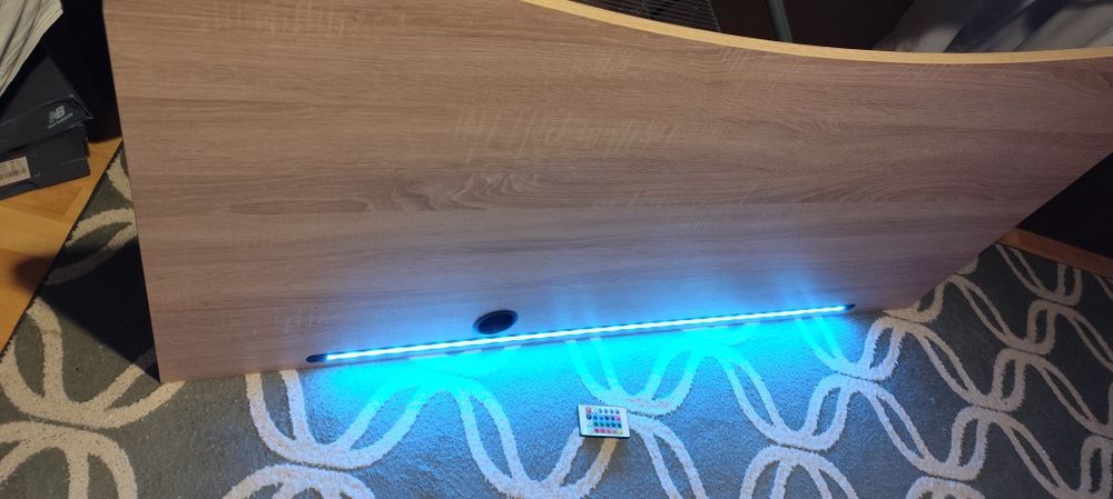 Biurko pod komputer z podświetleniem LED