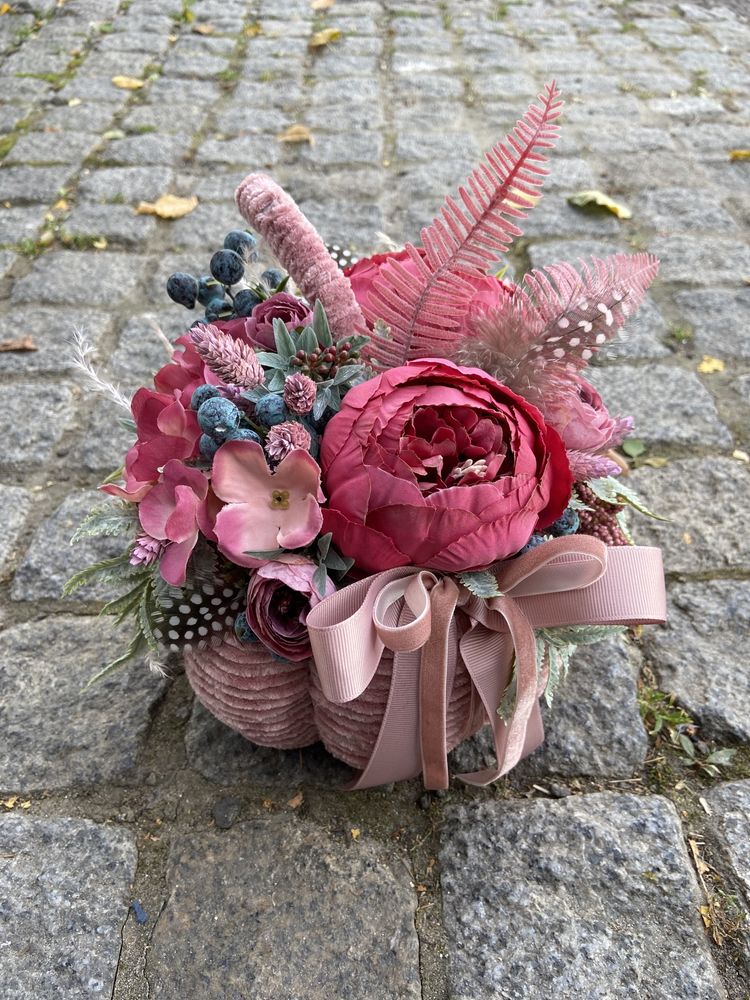 Композиція в гарбузі декоративна рожева квіти плюш