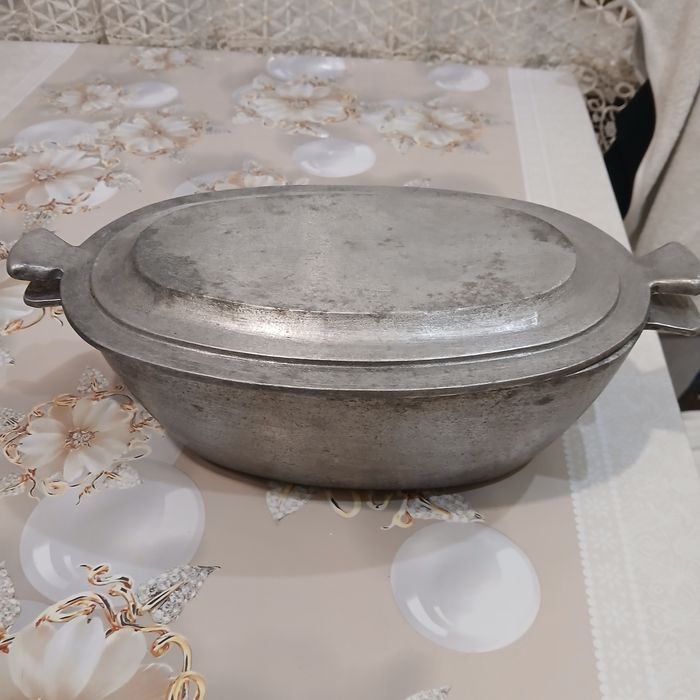 Гусятниці,миски,лійка, ебонітова бочка.