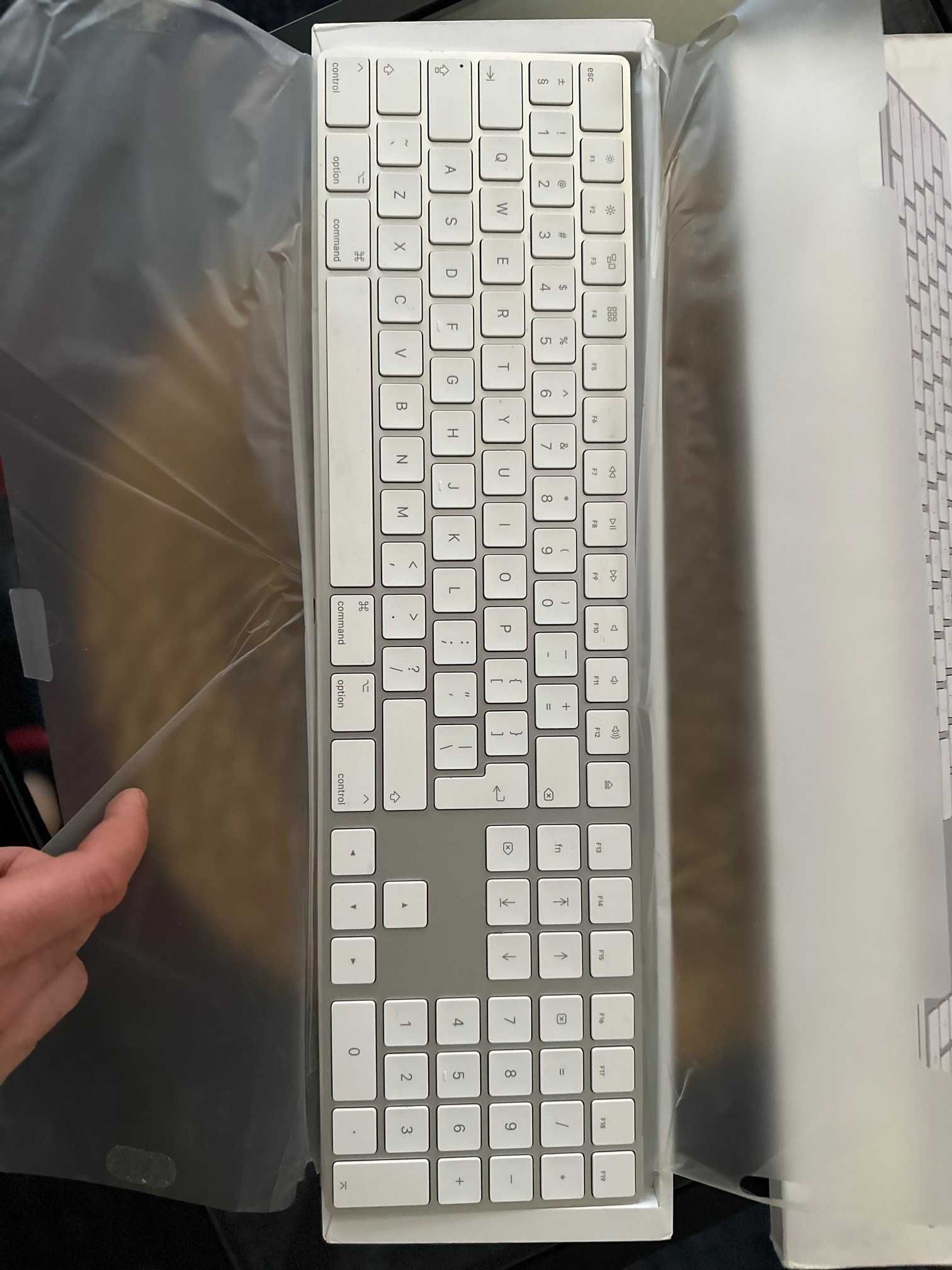 Apple Magic Keyboard z klawiaturą numeryczną A1843 - stan idealny