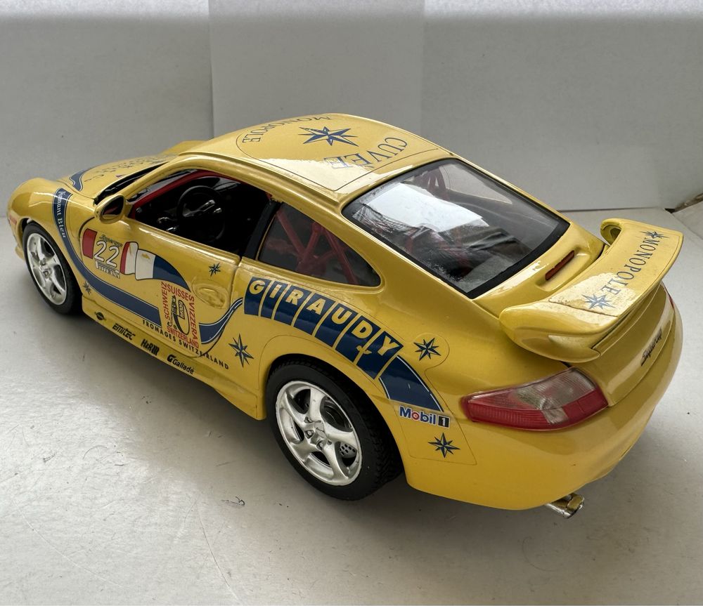 Model samochodu w skali 1:18 Porsche Carerra 911 Bburago Burago