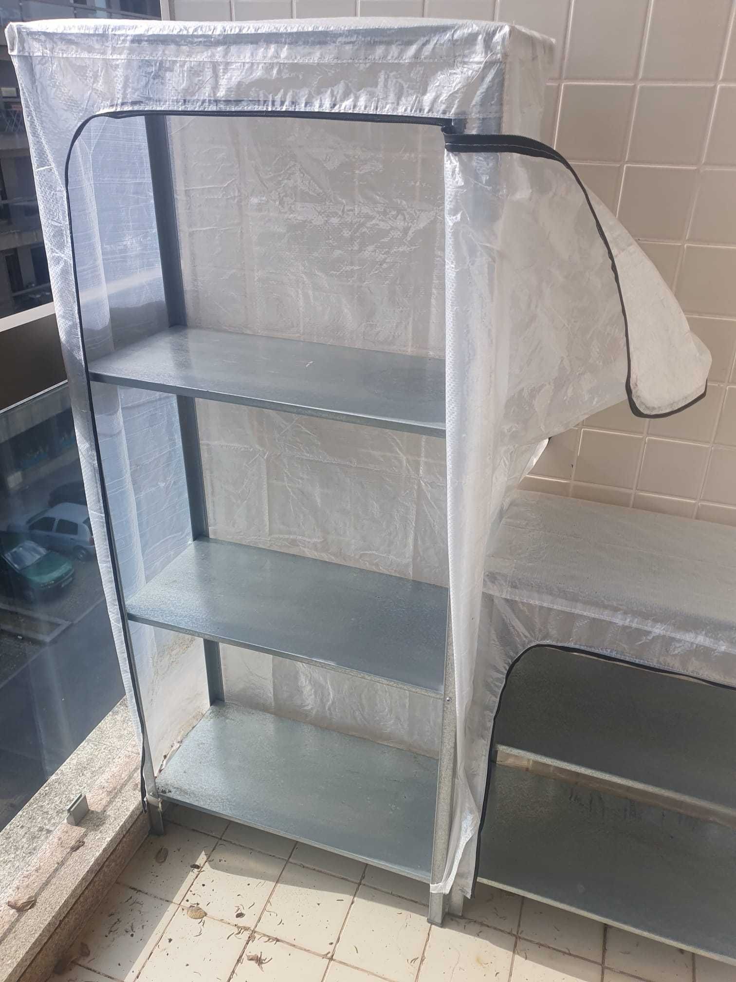 Estantes Hyllis com capa proteção