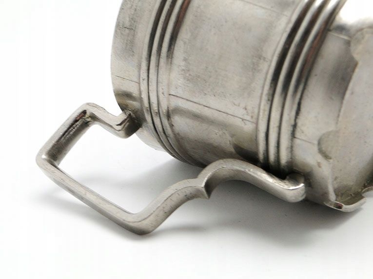 D1H Br. Buch - podstakannik w kształcie beczki