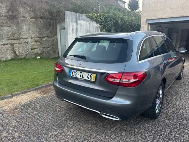 Mercedes C 200 com assistência na marca