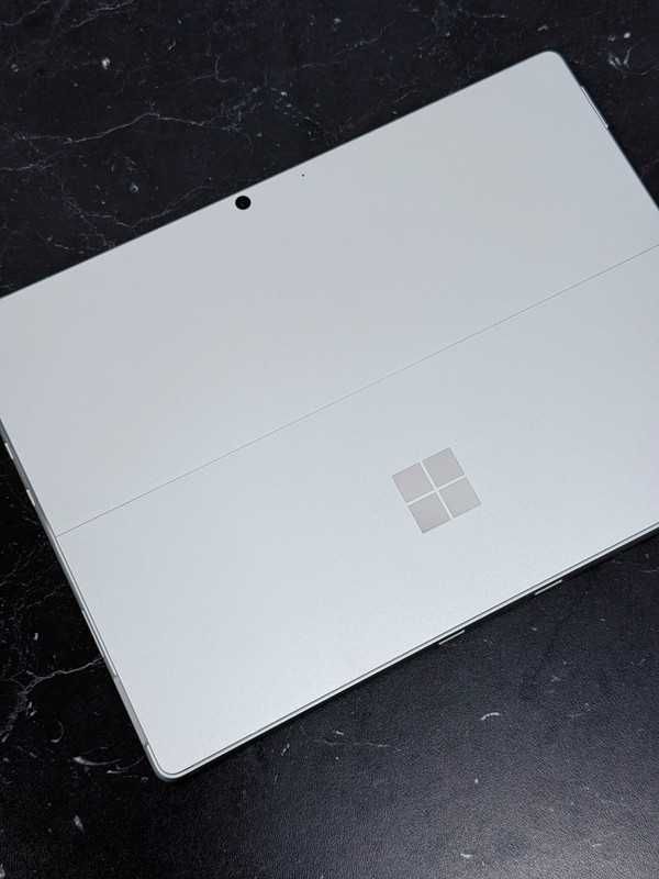 Microsoft Surface Pro 8 + Teclado & Caneta