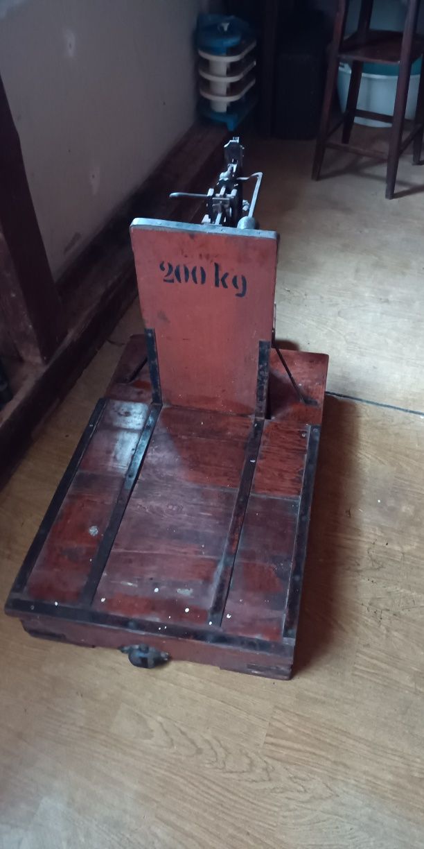 Stara waga z odważnikami