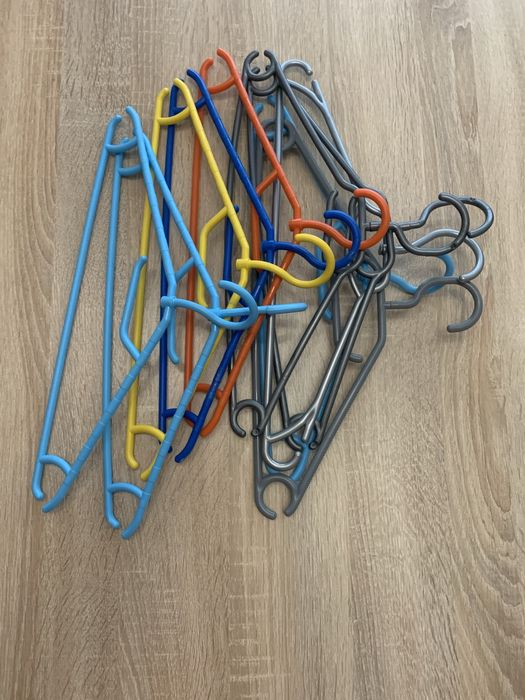 Kolorowe wieszaki plastikowe