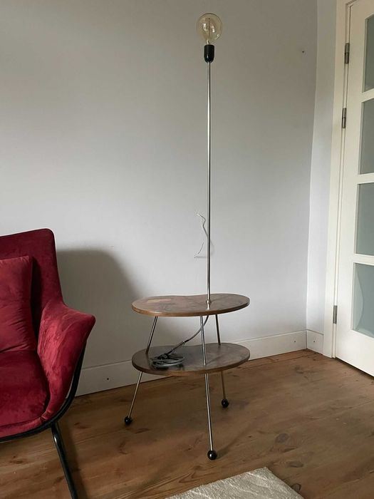 lampa stojąca z półkami fornirowanymi. lata 60 lub 70.