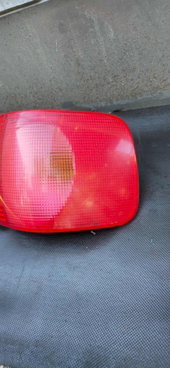 Lampa Tylna Prawa W Błotniku Audi 80 B4 Sedan