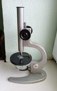 Лабораторный микроскоп в рабочем состоянии