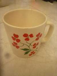 Caneca da antiga Fábrica de Sacavém pintada com motivos floraias