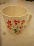 Caneca da antiga Fábrica de Sacavém pintada com motivos floraias