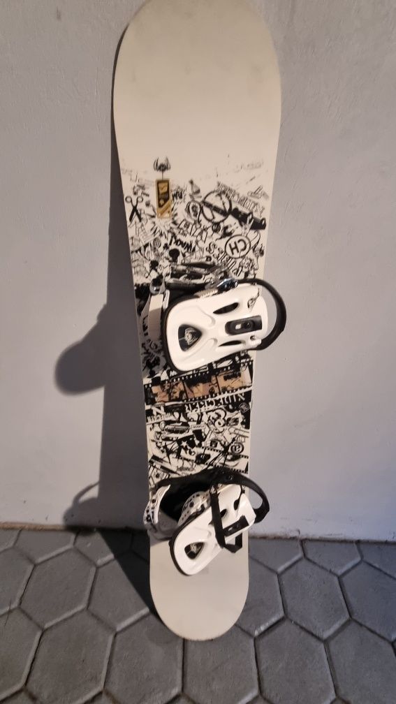 Deska snowboardowa wraz z zapięciami marki Nidecker dlg 157 cm