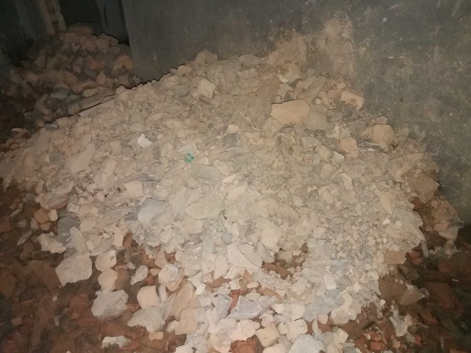 Бита цегла з міцною штукатуркою. Дрібна та не дрібна