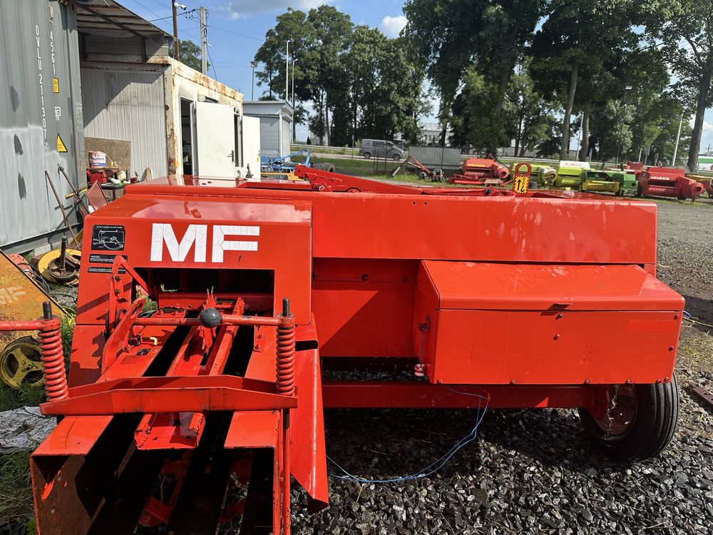Прес-підбирач марки Massey Ferguson 120