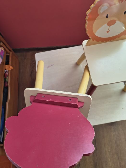 Stolik dwa krzesełka drewniane w połysku