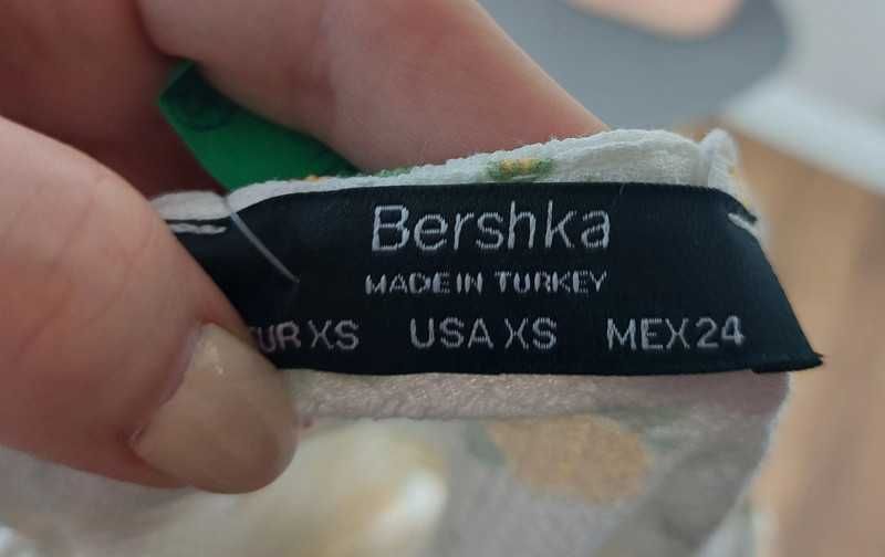 Biały top w żółte kwiatki Bershka rozm. 34 XS rękaw 3/4