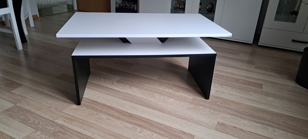 Stolik bialo -czarny o wymiarach 100×60×50