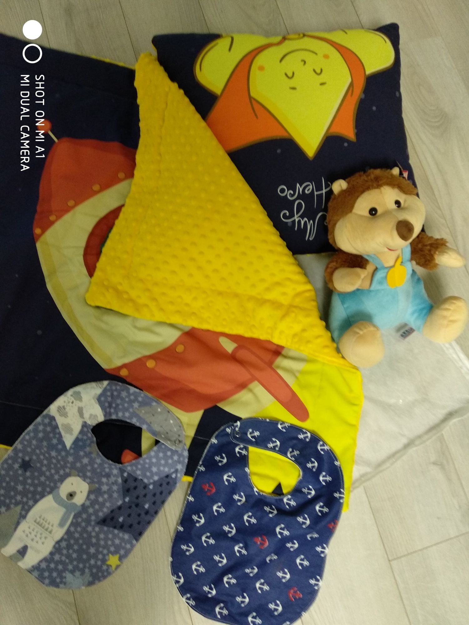 Одеяло подушка слюнявчики Toys