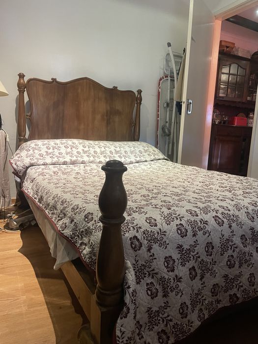 Cama e cómoda em madeira de castanheiro