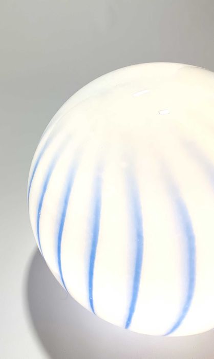 Candeeiro de mesa sem fios de vidro azul e branco ao estilo Murano