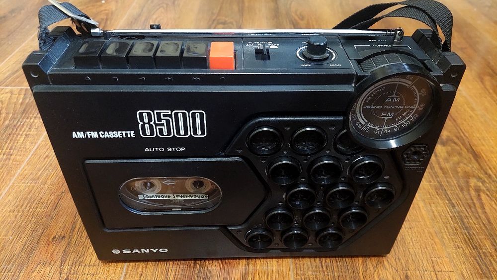 Кассетный японский  магнитофон Sanyo 8500 c приемником