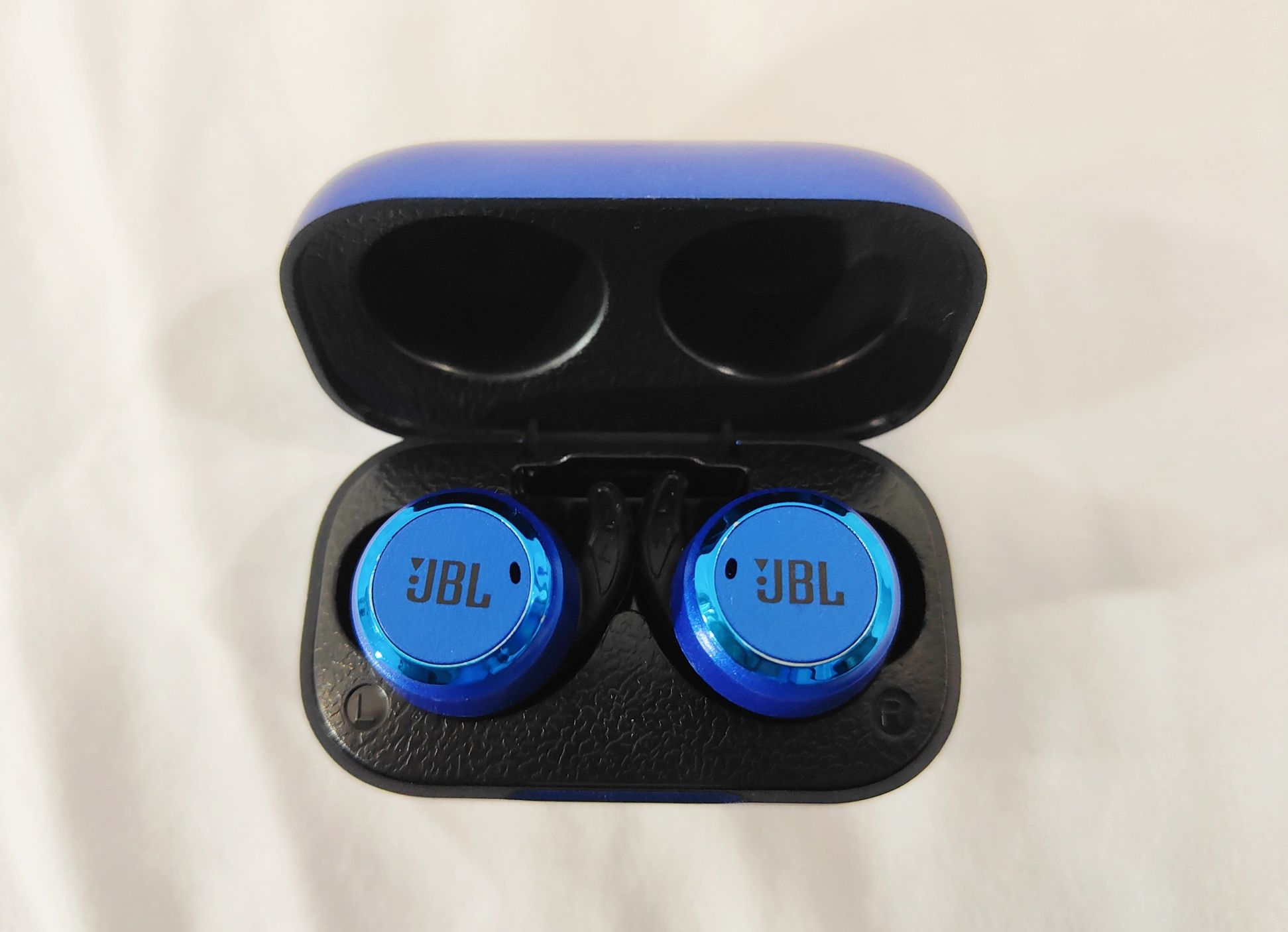 Auriculares Bluetooth novos de 12 a 30 euros. Vários modelos disponíve