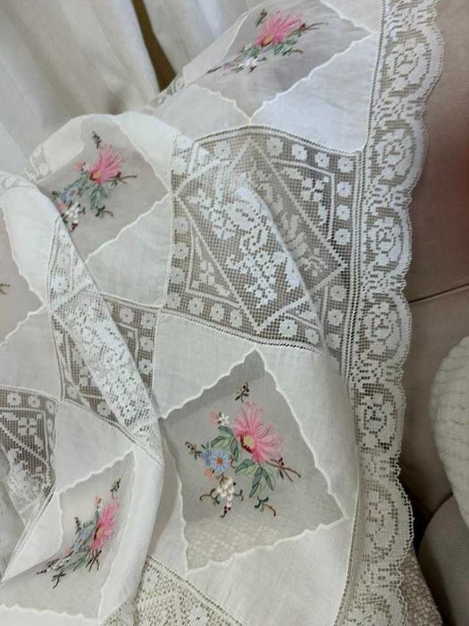 Toalha de mesa Madeira ,linho fino e organza, entremeios de renda Filé