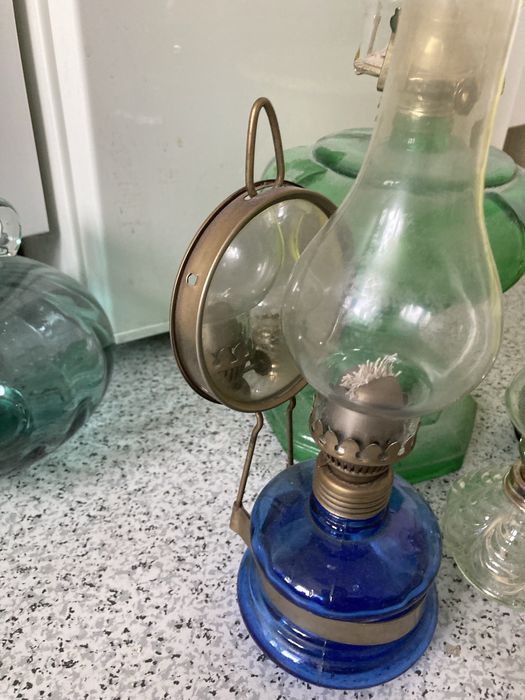 Niebieska lampa naftowa z lusterkiem PRL vintage