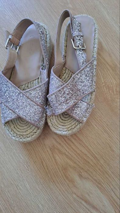 Sandálias brilhantes compensadas