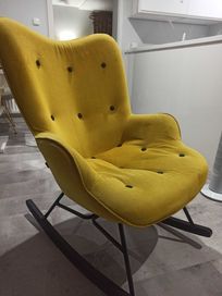 Fotel bujany żółty na czarnych płozach