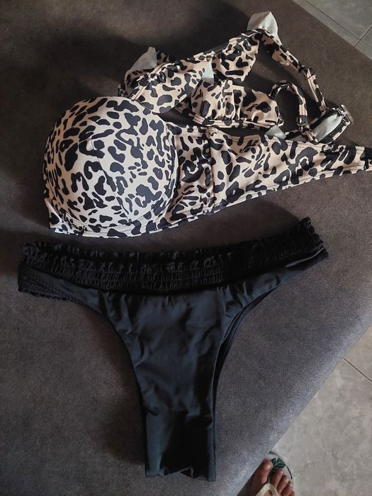 Biquini parte cima tigresa e cueca preta