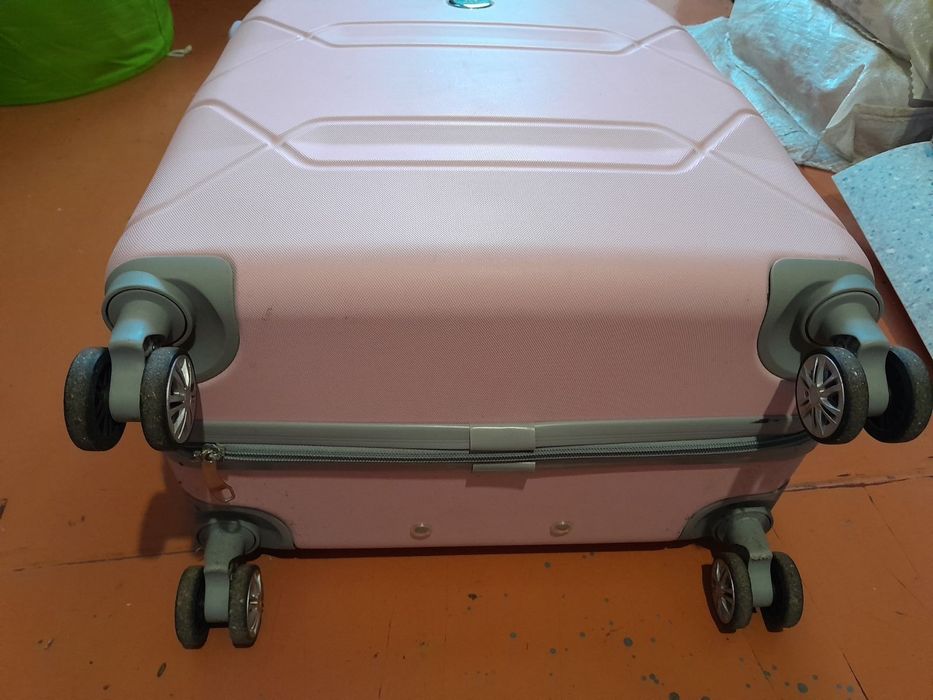 Продам чемоданы от 400грн.