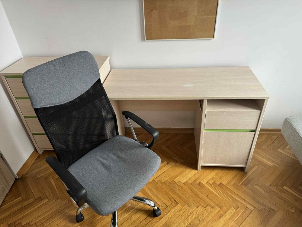 Zestaw mebli ( biurko, szafka, komoda, szafa, fotel)