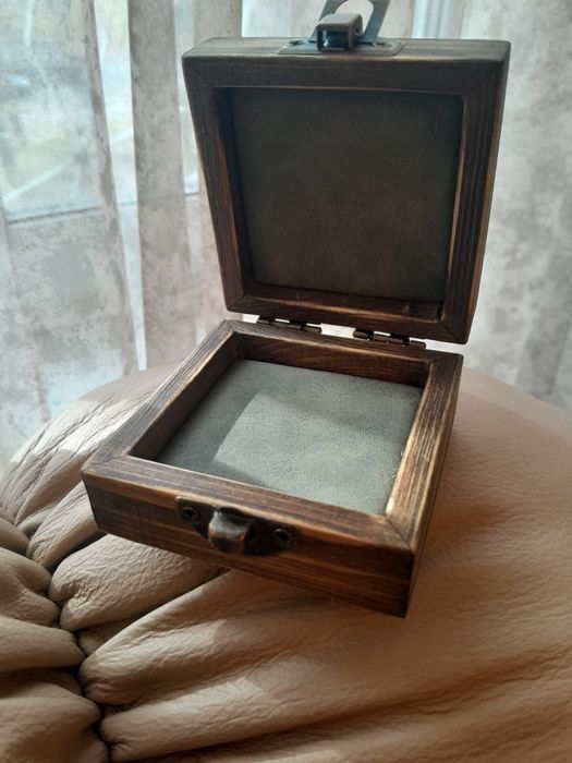 Дерев'яна скринька (футляр, шкатулка) для монети