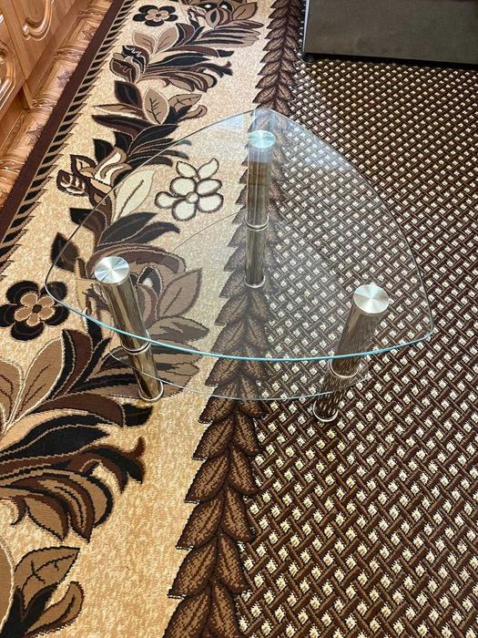 Стеклянный журнальный столик