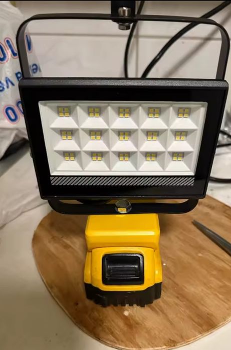 Lampa DeWalt 18 v z uchwytem (6500lm)