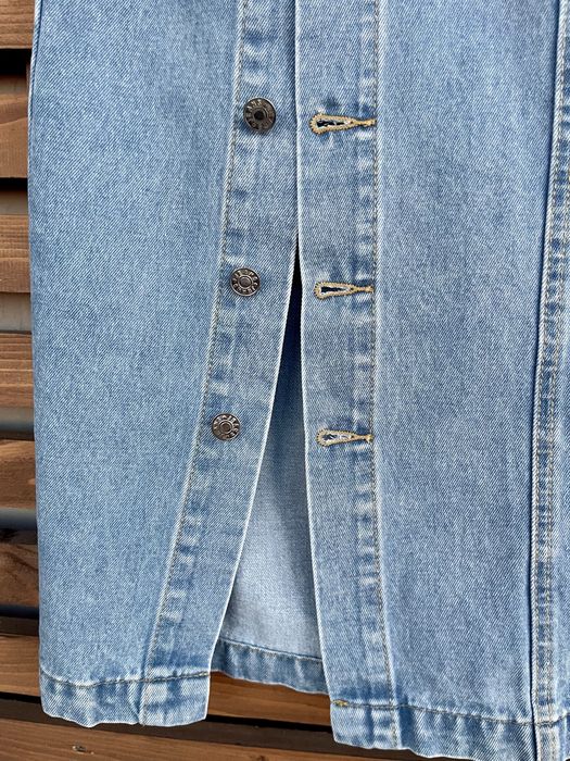 Джинсова спідниця з трендовим розрізом на гудзиках
